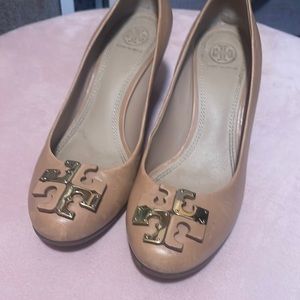 Tory Burch like new wedges tan/gold size 8.5